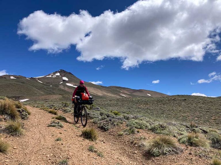 ciclista y paisaje Desafío Vuelta de los Guanacos Patagonia Argentina