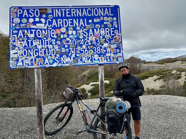 ciclista en Ruta de los Volcanes Argentina paso cardenal