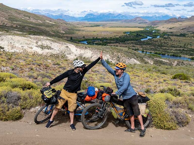 ciclistas en Circuito Grande Patagonia argentina zona cordillerana estepa andina